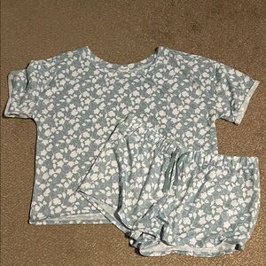 Women’s XL pajamas.